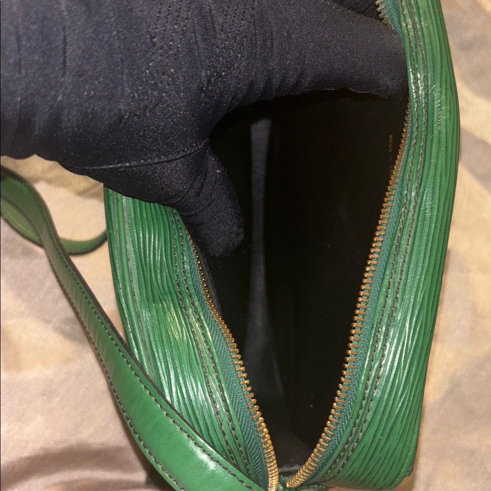LOUIS VUITTON Epi Jeune Fille Shoulder Bag Green & Matching Key Card Wallet - Picture 7 of 11